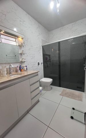 Casa à venda com 243m², 5 quartos e 2 vagas Casa à venda com 243m², 5 quartos e 2 vagasBanheiro