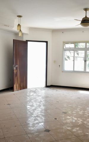 Casa à venda com 170m², 5 quartos e 2 vagas Casa à venda com 170m², 5 quartos e 2 vagasSala