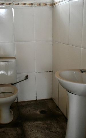 Casa à venda com 170m², 5 quartos e 2 vagas Casa à venda com 170m², 5 quartos e 2 vagasBanheiro da garagem