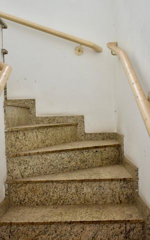 Casa à venda com 170m², 5 quartos e 2 vagas Casa à venda com 170m², 5 quartos e 2 vagasEscada
