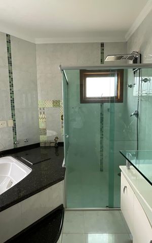 Casa de condomínio para alugar com 2950m², 3 quartos e 5 vagas Casa de condomínio para alugar com 2950m², 3 quartos e 5 vagasBanheiro da Suíte