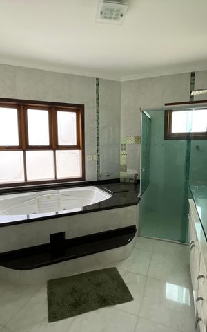 Casa de condomínio para alugar com 2950m², 3 quartos e 5 vagas Casa de condomínio para alugar com 2950m², 3 quartos e 5 vagasBanheiro da Suíte