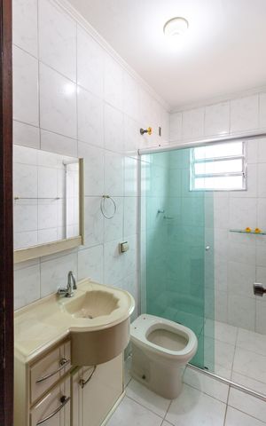 Casa à venda com 242m², 4 quartos e 3 vagasCasa 1 - Banheiro do Quarto 2 suíte