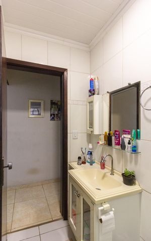 Casa à venda com 242m², 4 quartos e 3 vagasCasa 1 - Banheiro 1