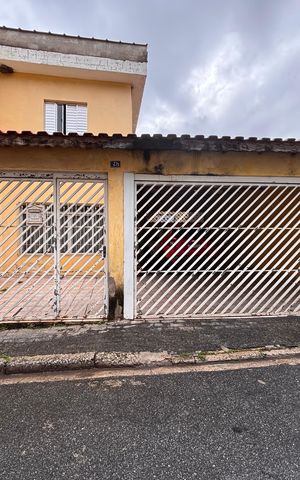 Casa à venda com 242m², 4 quartos e 3 vagas Casa à venda com 242m², 4 quartos e 3 vagasFachada
