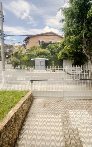 Casa à venda com 350m², 4 quartos e 8 vagasVista