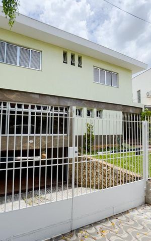 Casa à venda com 350m², 4 quartos e 8 vagasFachada