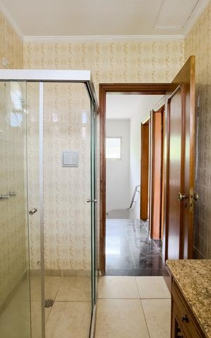 Casa à venda com 350m², 4 quartos e 8 vagasBanheiro Social