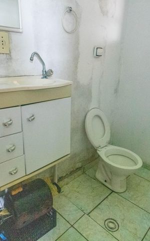 Casa à venda com 242m², 6 quartos e 2 vagas Casa à venda com 242m², 6 quartos e 2 vagasCasa 1 - Banheiro de serviço