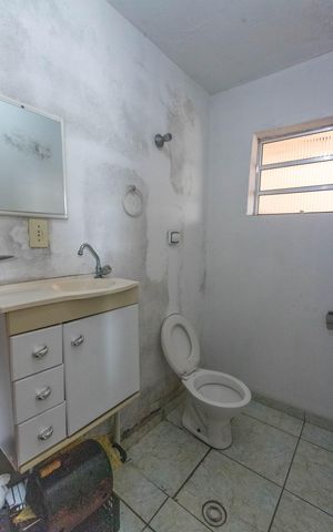 Casa à venda com 242m², 6 quartos e 2 vagas Casa à venda com 242m², 6 quartos e 2 vagasCasa 1 - Banheiro de serviço