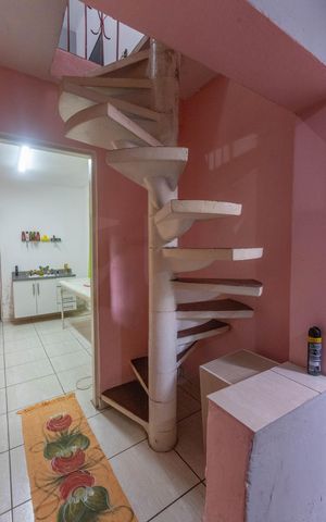 Casa à venda com 242m², 6 quartos e 2 vagas Casa à venda com 242m², 6 quartos e 2 vagasCasa 1 - Escada