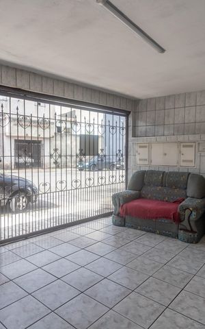 Casa à venda com 242m², 6 quartos e 2 vagas Casa à venda com 242m², 6 quartos e 2 vagasGaragem