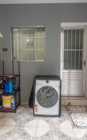 Casa à venda com 242m², 6 quartos e 2 vagas Casa à venda com 242m², 6 quartos e 2 vagasCasa 2 - área de serviço