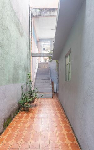 Casa à venda com 242m², 6 quartos e 2 vagas Casa à venda com 242m², 6 quartos e 2 vagasCorredor externo
