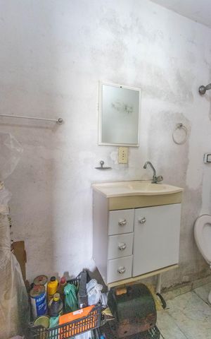 Casa à venda com 242m², 6 quartos e 2 vagas Casa à venda com 242m², 6 quartos e 2 vagasCasa 1 - Banheiro de serviço