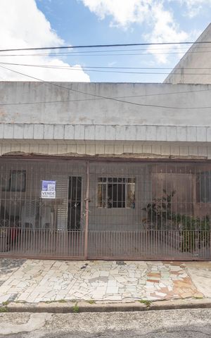 Casa à venda com 242m², 6 quartos e 2 vagas Casa à venda com 242m², 6 quartos e 2 vagasFachada + placa