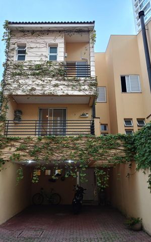 Casa de condomínio à venda com 200m², 3 quartos e 2 vagas Casa de condomínio à venda com 200m², 3 quartos e 2 vagasFachada casa