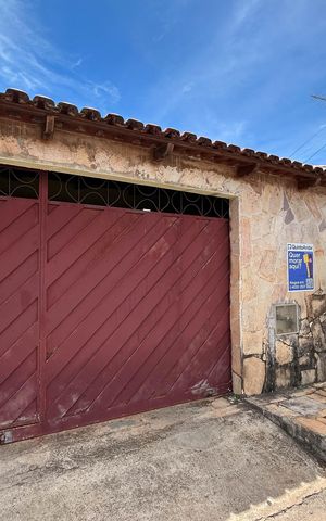 Casa à venda com 195m², 2 quartos e 2 vagas Casa à venda com 195m², 2 quartos e 2 vagasFachada