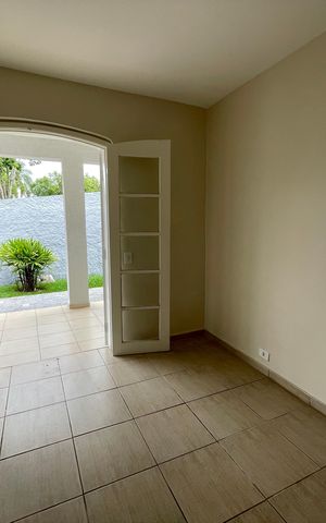 Casa de condomínio para alugar com 600m², 3 quartos e 4 vagas Casa de condomínio para alugar com 600m², 3 quartos e 4 vagasQuarto 1