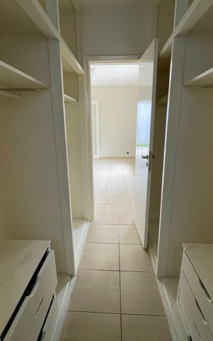 Casa de condomínio para alugar com 600m², 3 quartos e 4 vagas Casa de condomínio para alugar com 600m², 3 quartos e 4 vagasCloset