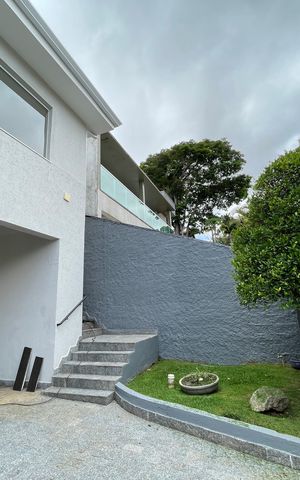 Casa de condomínio para alugar com 600m², 3 quartos e 4 vagas Casa de condomínio para alugar com 600m², 3 quartos e 4 vagasEntrada