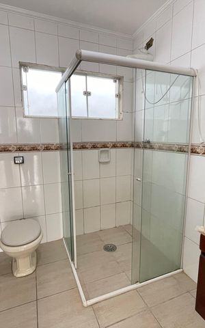 Casa de condomínio para alugar com 600m², 3 quartos e 4 vagas Casa de condomínio para alugar com 600m², 3 quartos e 4 vagasBanheiro da Suíte 1