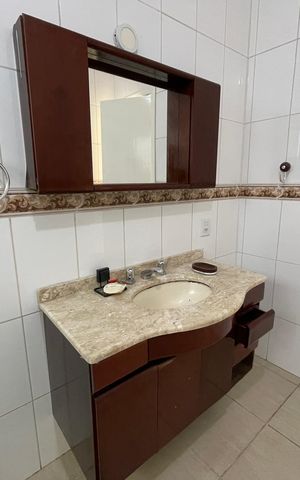Casa de condomínio para alugar com 600m², 3 quartos e 4 vagas Casa de condomínio para alugar com 600m², 3 quartos e 4 vagasBanheiro da Suíte 1