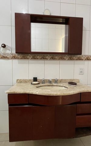 Casa de condomínio para alugar com 600m², 3 quartos e 4 vagas Casa de condomínio para alugar com 600m², 3 quartos e 4 vagasBanheiro da Suíte 1