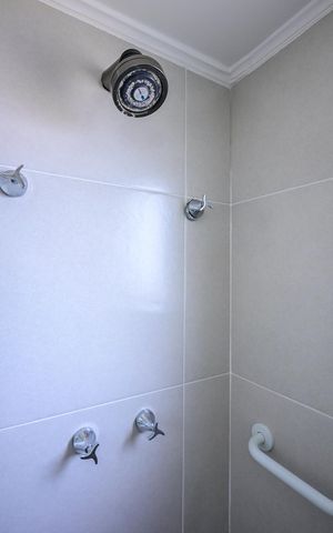 Apartamento à venda com 140m², 4 quartos e 3 vagasChuveiro do Banheiro da Suíte 2