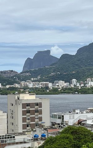 Apartamento à venda com 240m², 3 quartos e 2 vagas Apartamento à venda com 240m², 3 quartos e 2 vagas VARANDA