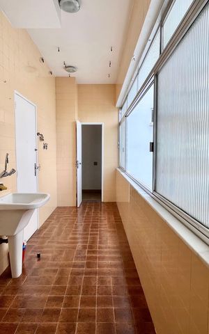 Apartamento à venda com 240m², 3 quartos e 2 vagas Apartamento à venda com 240m², 3 quartos e 2 vagasÁrea de Serviço