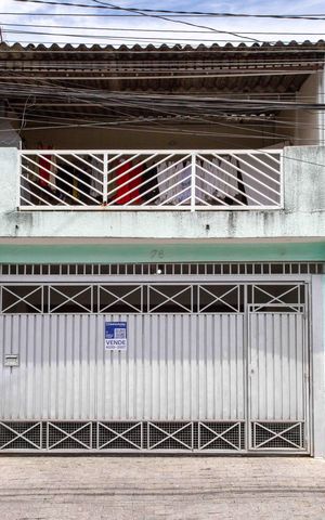 Casa à venda com 80m², 3 quartos e 2 vagasFachada