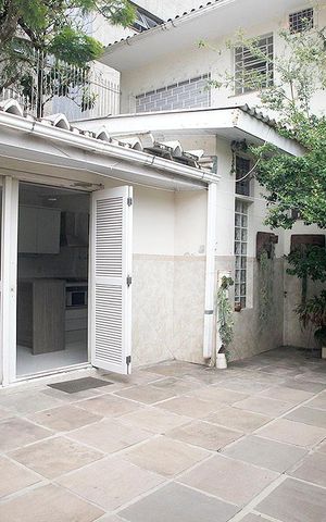Casa à venda com 208m², 3 quartos e 4 vagasPátio + Garagem