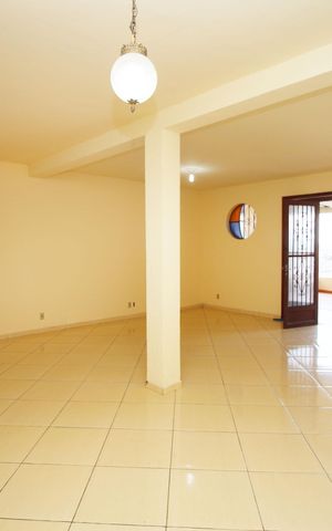Casa à venda com 386m², 4 quartos e 2 vagasSala