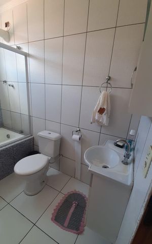 Casa à venda com 150m², 4 quartos e 2 vagas Casa à venda com 150m², 4 quartos e 2 vagasBanheiro