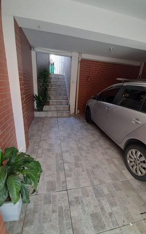 Casa à venda com 150m², 4 quartos e 2 vagas Casa à venda com 150m², 4 quartos e 2 vagasÁrea externa