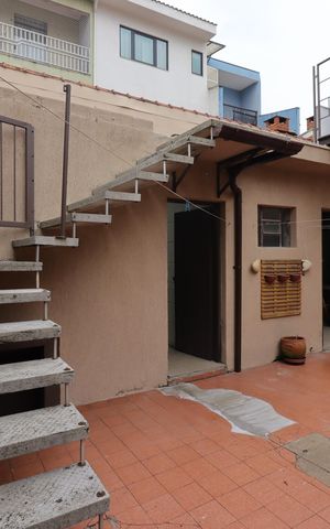 Casa à venda com 235m², 3 quartos e 7 vagasEscada para o Terraço