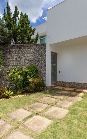 Casa de condomínio à venda com 348m², 3 quartos e 4 vagas Casa de condomínio à venda com 348m², 3 quartos e 4 vagasFachada