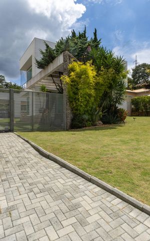 Casa de condomínio à venda com 348m², 3 quartos e 4 vagas Casa de condomínio à venda com 348m², 3 quartos e 4 vagasFachada