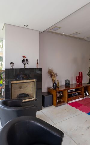 Casa de condomínio à venda com 348m², 3 quartos e 4 vagas Casa de condomínio à venda com 348m², 3 quartos e 4 vagasSala com Lareira