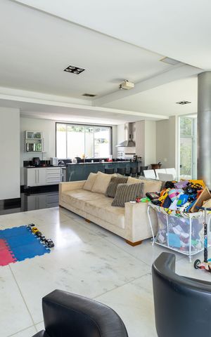 Casa de condomínio à venda com 348m², 3 quartos e 4 vagas Casa de condomínio à venda com 348m², 3 quartos e 4 vagasSala com Lareira