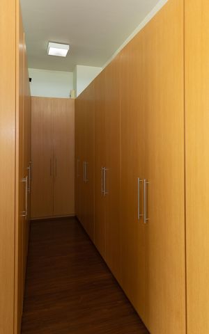 Casa de condomínio à venda com 348m², 3 quartos e 4 vagas Casa de condomínio à venda com 348m², 3 quartos e 4 vagasCloset da Suíte Master