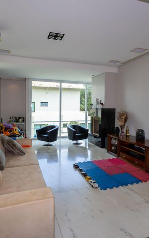Casa de condomínio à venda com 348m², 3 quartos e 4 vagas Casa de condomínio à venda com 348m², 3 quartos e 4 vagasSala com Lareira