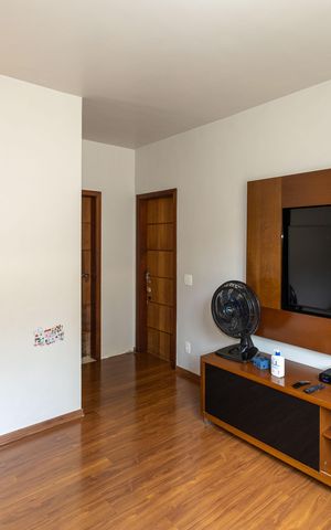 Casa de condomínio à venda com 348m², 3 quartos e 4 vagas Casa de condomínio à venda com 348m², 3 quartos e 4 vagasSala de TV