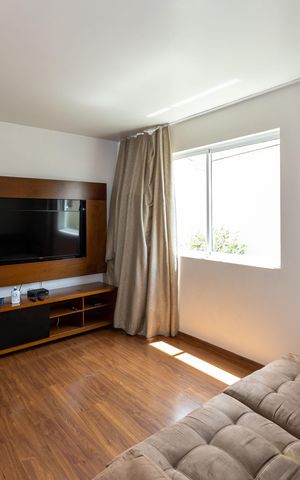 Casa de condomínio à venda com 348m², 3 quartos e 4 vagas Casa de condomínio à venda com 348m², 3 quartos e 4 vagasSala de TV