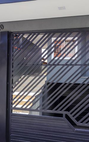 Casa à venda com 270m², 4 quartos e 7 vagasFachada