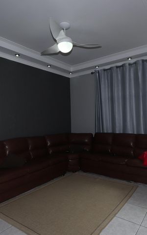 Casa à venda com 270m², 3 quartos e 5 vagasSala