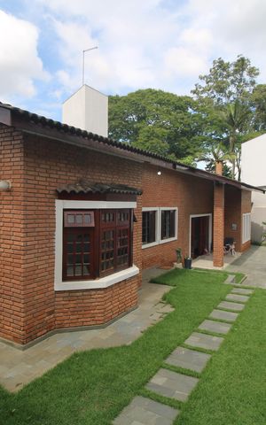 Casa à venda com 670m², 3 quartos e 4 vagasFundos da casa