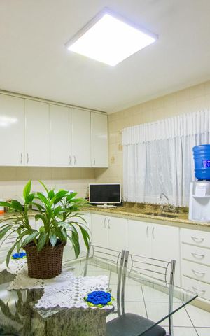 Casa à venda com 230m², 2 quartos e 2 vagas Casa à venda com 230m², 2 quartos e 2 vagasCozinha