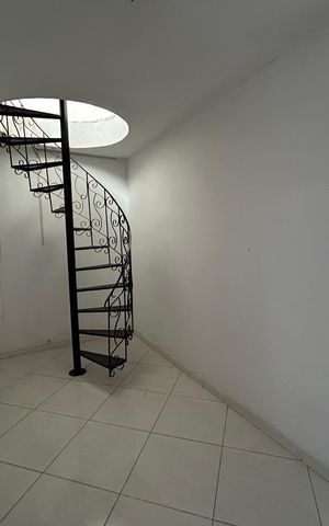 Casa para alugar com 305m², 3 quartos e 1 vagaEscada